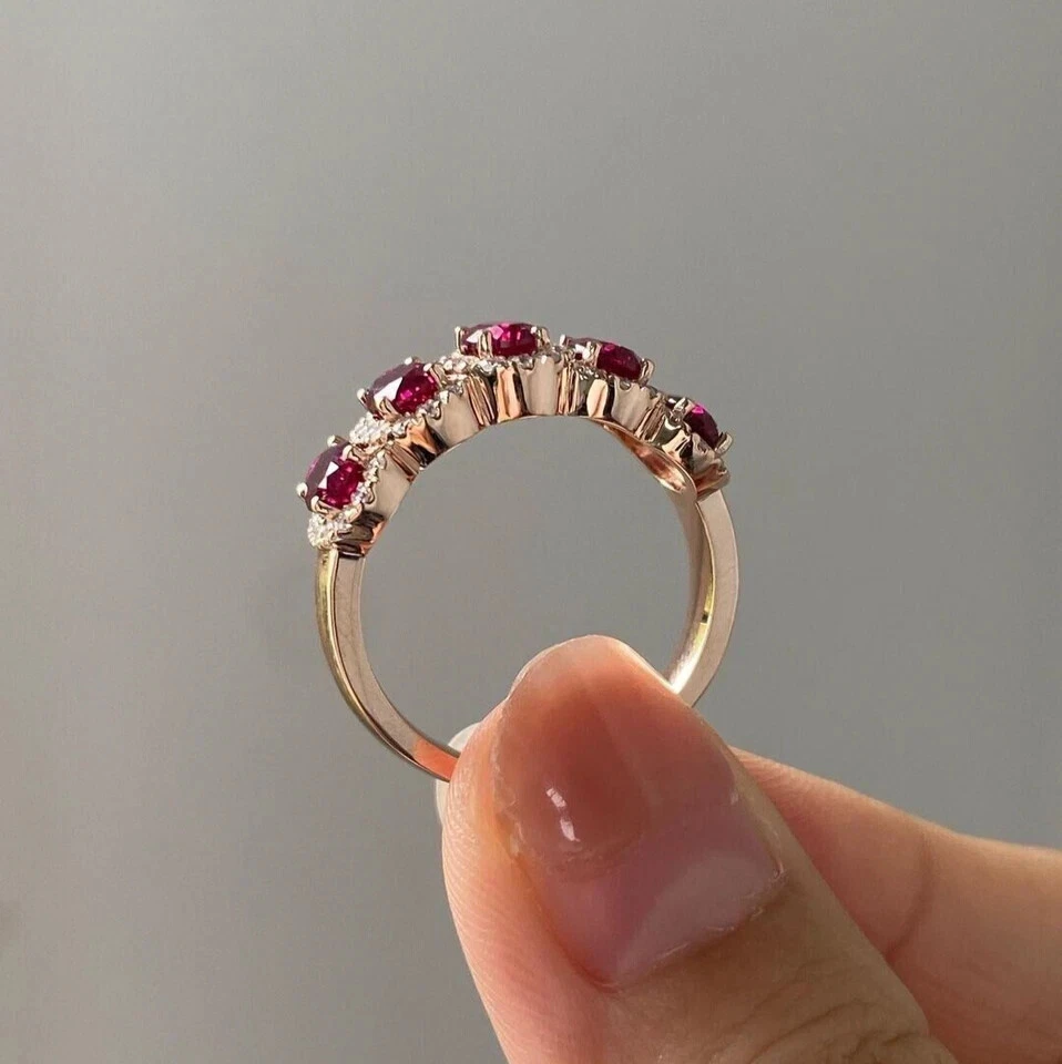 Anillo de media eternidad de rubí rosa simulado corte ovalado de 2,80 quilates enchapado en oro amarillo de 14 k Foto 3 de 4