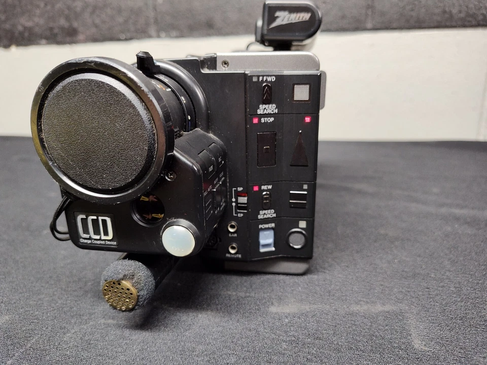 Zenith VM6200 Compact VHS Camcorder w/2 Batteries, Charger & Case *PARTS ONLY* - Image 3 of 4