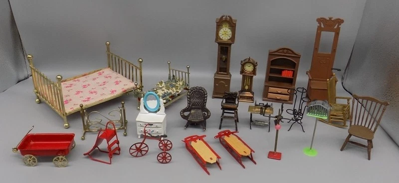 Lote De Colección De 21 Accesorios De Muebles De Metal Y Plástico Para Casa De Muñecas Camas Peleaje Foto 2 de 4