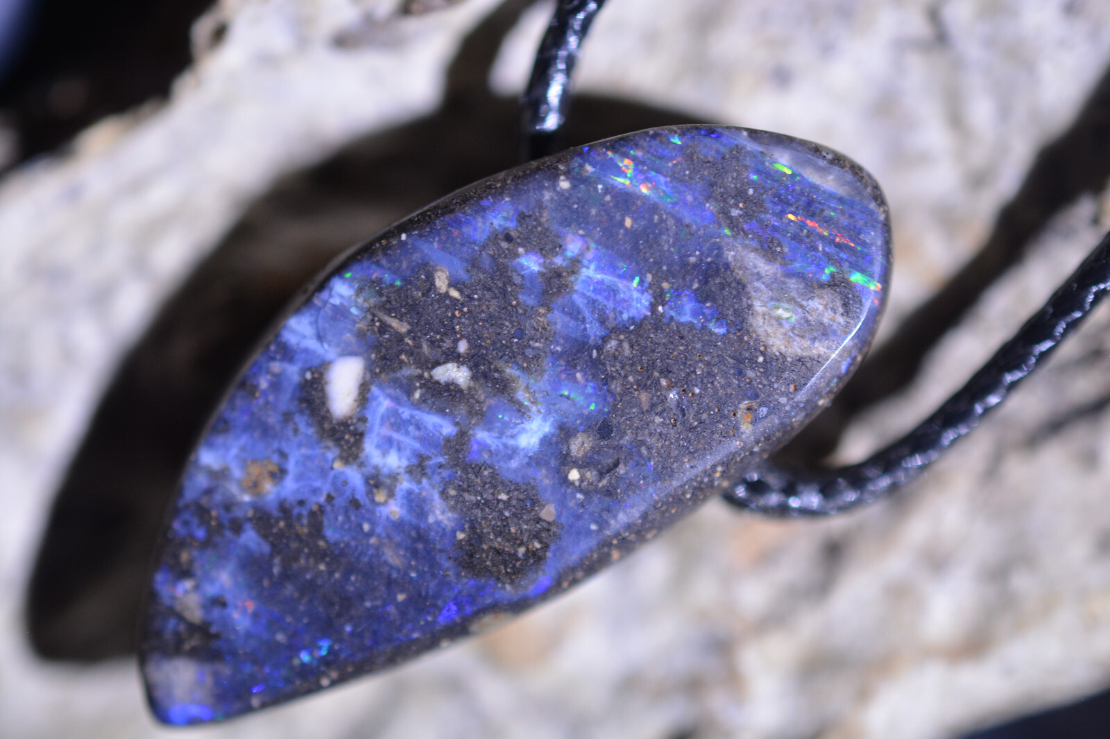 20ct 30x12x7 Rare Multicolor Black Basalt Veta Opal Kette Honduras gem