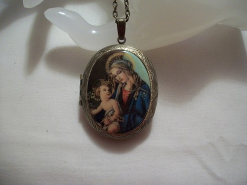 VIRGIN MARY & JESUS NECKLACE PENDANT 30x40mm RESIN CAMEO PICTURE LOCKET BRONZE - Picture 2 of 5