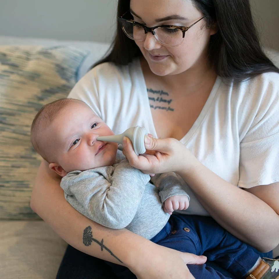 Kit esencial para el cuidado del bebé: tijeras para uñas, aspirador nasal y juego de cepillos suaves Foto 4 de 4