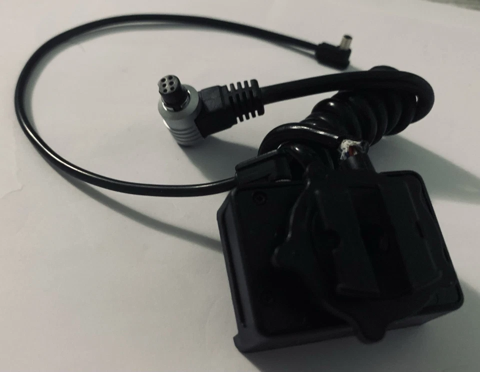 Hasselblad Sca 390 Sync Cord Flash Accessory- Very Good , Used Condition - Image 3 of 4