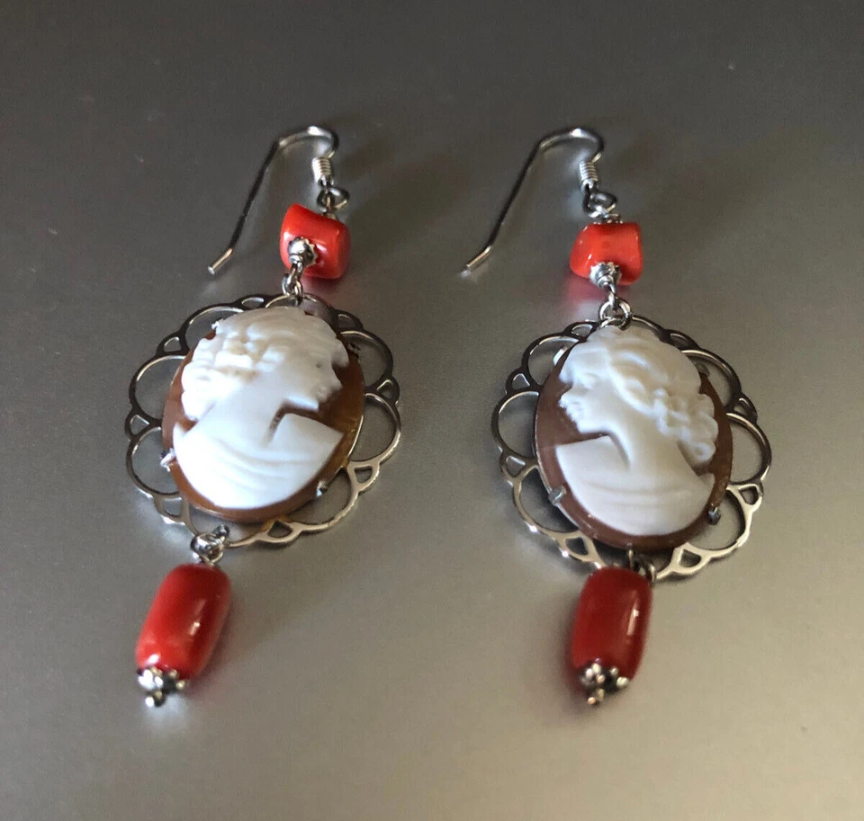 Orecchini in cammeo sardonica su montatura in argento e pepite di corallo rosso - Immagine 3 di 3