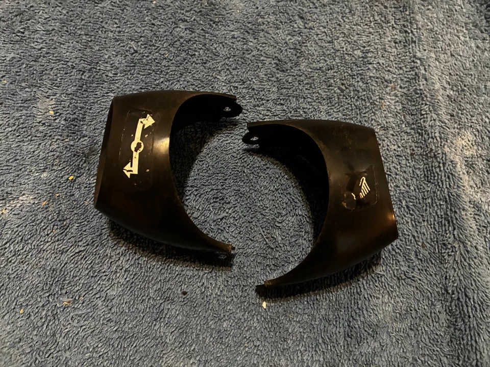 Triumph TR6 1974 cubiertas de interruptor de columna de dirección de plástico originales, usadas Foto 4 de 4