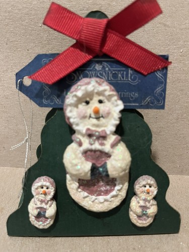 Snowsickle Lapel Pin and Earrings, Collectible - Afbeelding 2 van 3