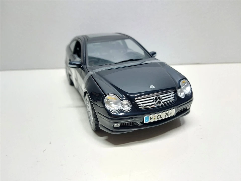 Mercedes-Benz C-Klasse Sportcoupé Kompressor del 2002 - 1/18 Maisto - Immagine 2 di 4