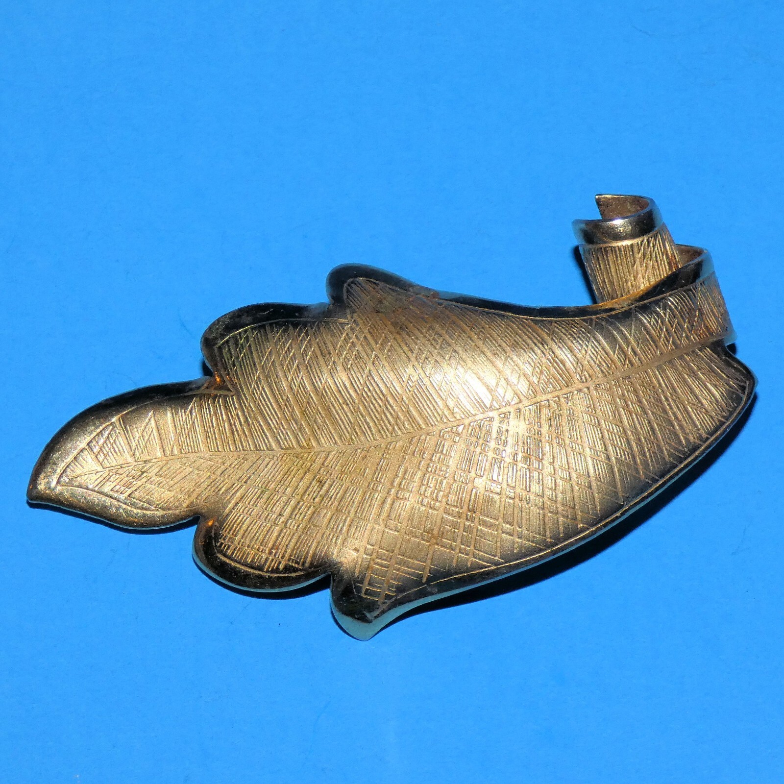 Vintage GIOVANNI Curled Leaf Brooch Pin Dimensional T… Gem