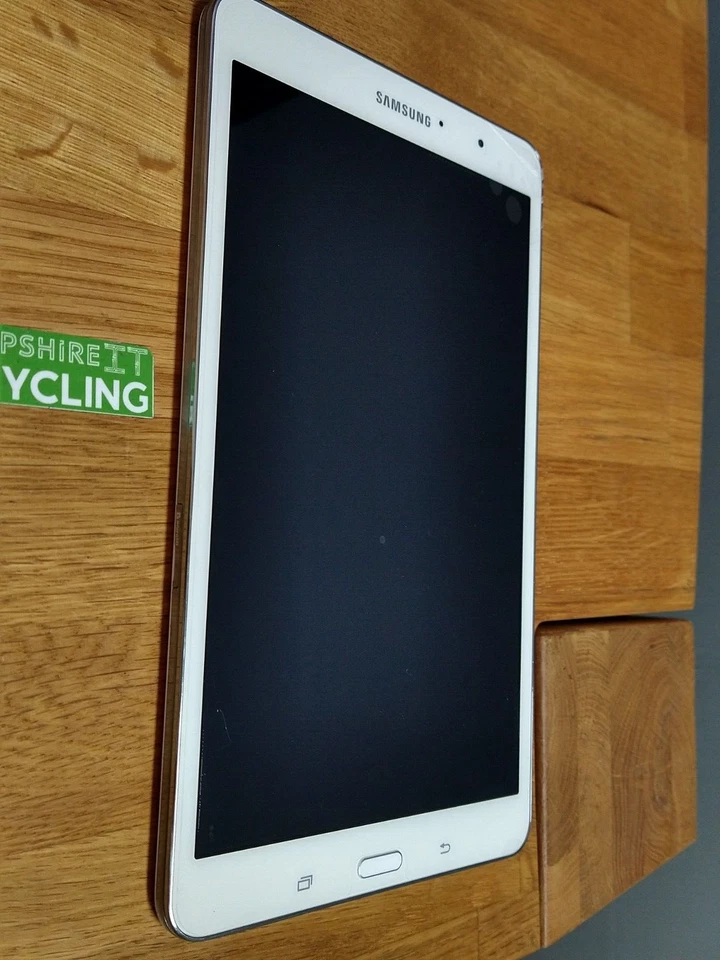 Samsung Galaxy Tab Pro 8.4 SM-T320 White Android Tablet 16GB *Crack on Front* - Image 2 of 4