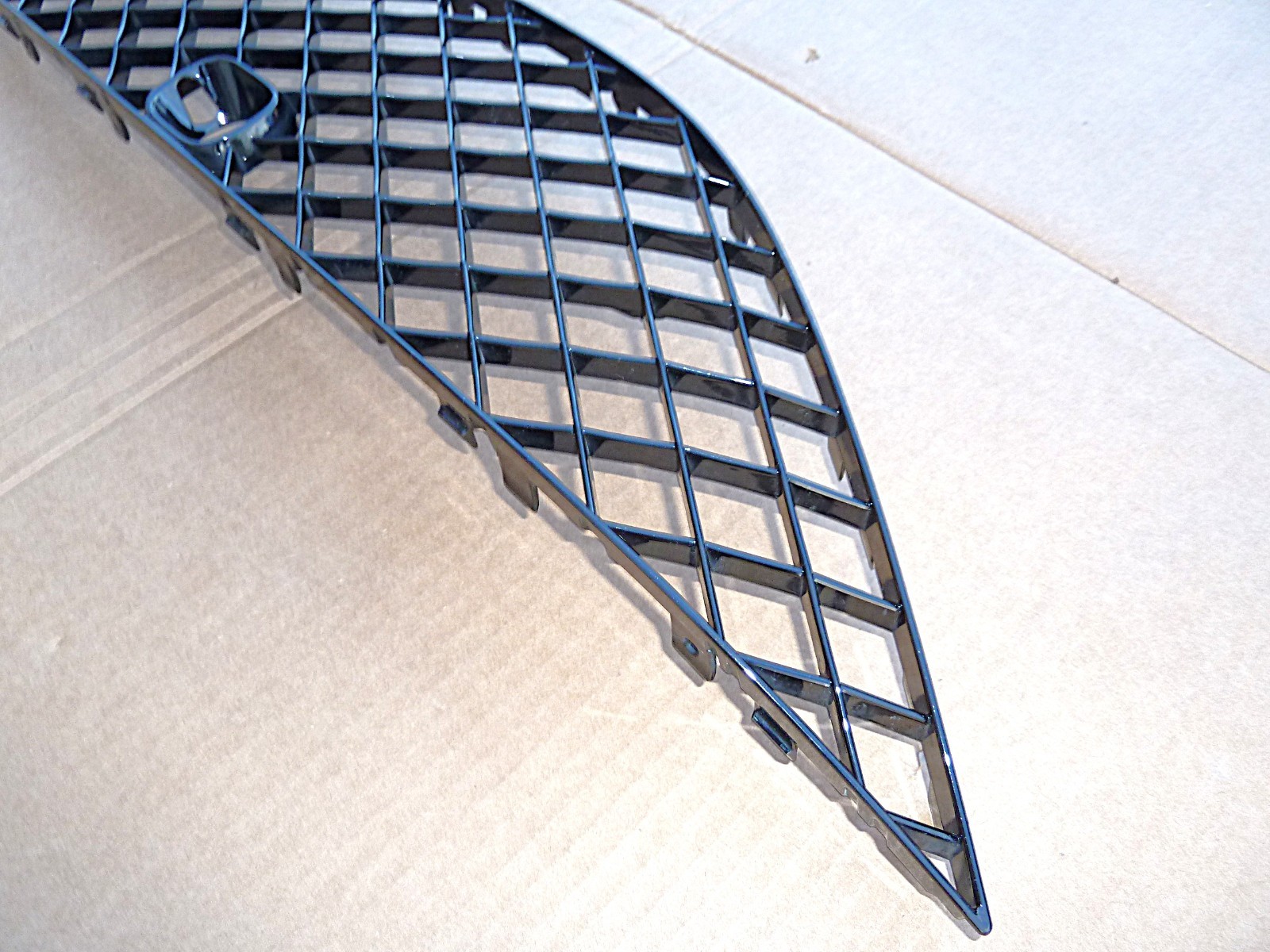 BENTLEY BENTAYGA 2024-2026 DRIVER FRONT BUMPER LEFT AIR GUIDE GRILLE BLACK OEM
