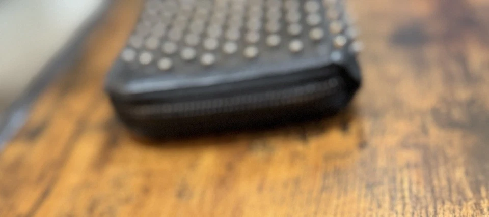 Cartera de cuero Jimmy Choo Carnaby con tachuelas negra Gunmetal Foto 4 de 4