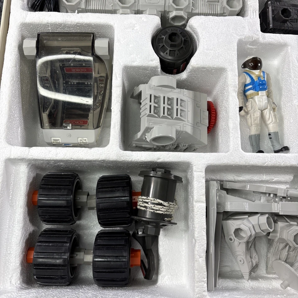 Robotix - SERIES R-2000 MODULAR MOTORIZED BUILDING SET, Milton Bradley 1984 - Image 3 of 4