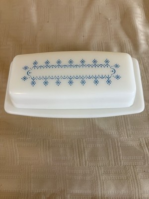 Vtg PYREX Glass BUTTER DISH WITH LID  BLUE & WHITE SNOWFLAKE GARLAND 1972-75