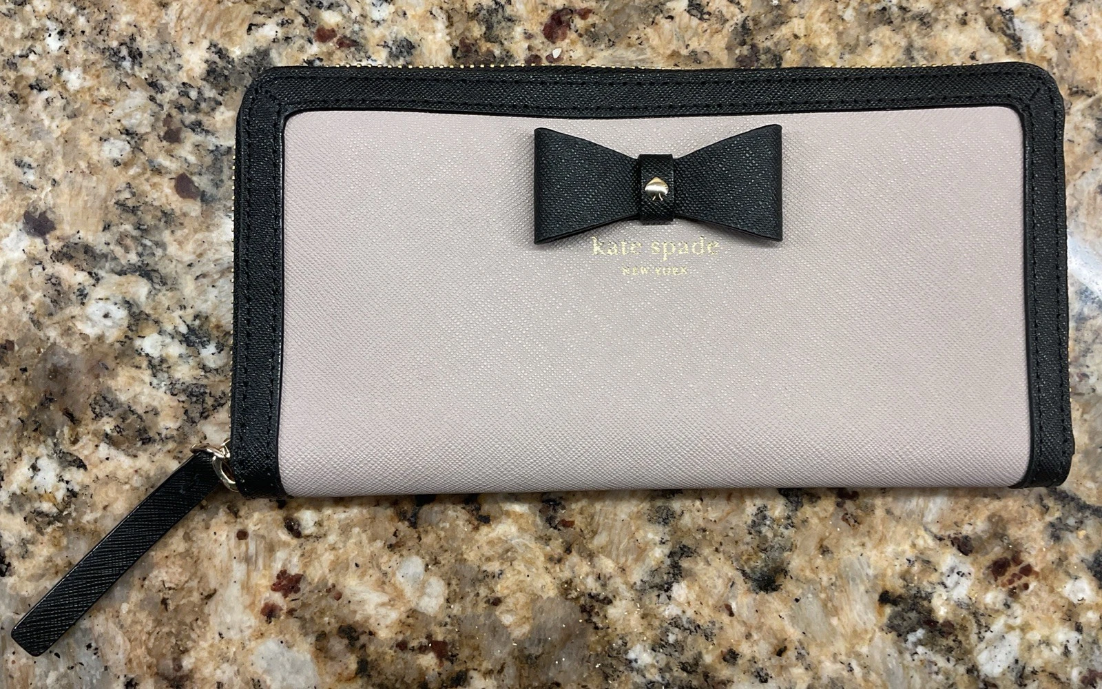 Portafoglio smoking nuovo con etichette Kate Spade Hazel Court pizzo nero e crema fiocco cravatta