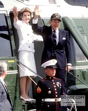 RONALD REAGAN AND NANCY WAVE BEFORE BOARDING MARINE ONE - 8X10 PHOTO (FB-354)