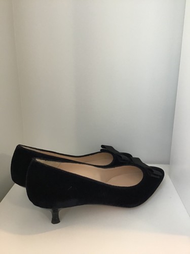 Jon Josef Designer Women’s black velvet 1.5” heels shoes with bow size 6 - Picture 3 of 3