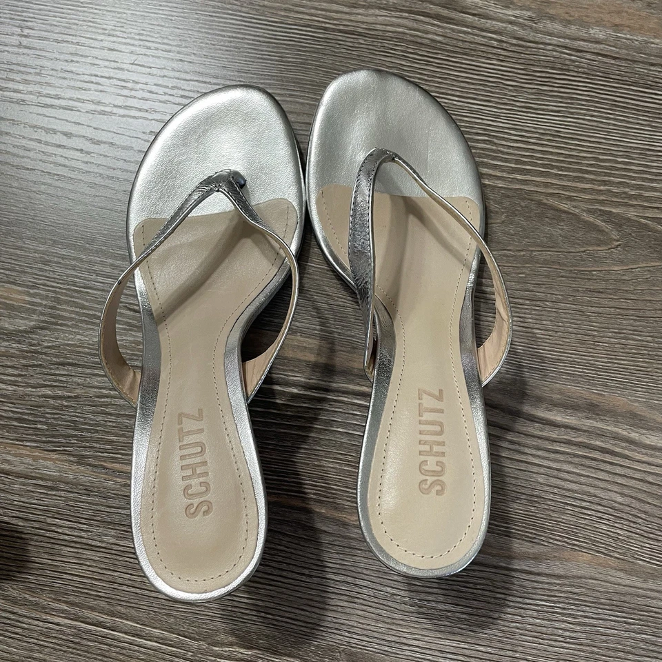 Tacones de aguja SCHUTZ plateados metálicos, talla 7B Foto 4 de 4