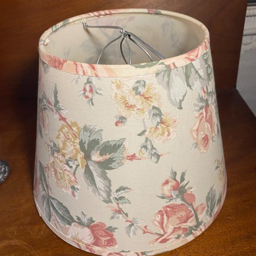 Paralume lampada vintage floreale con rose rosa e foglie verdi su bianco sporco - Foto 2 di 8