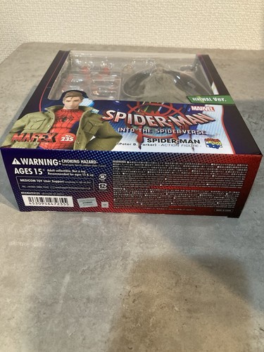 MAFEX No.235 Spider-Man Peter B. Parker Renewal Ver. Action Figure Medicom - Picture 8 of 17