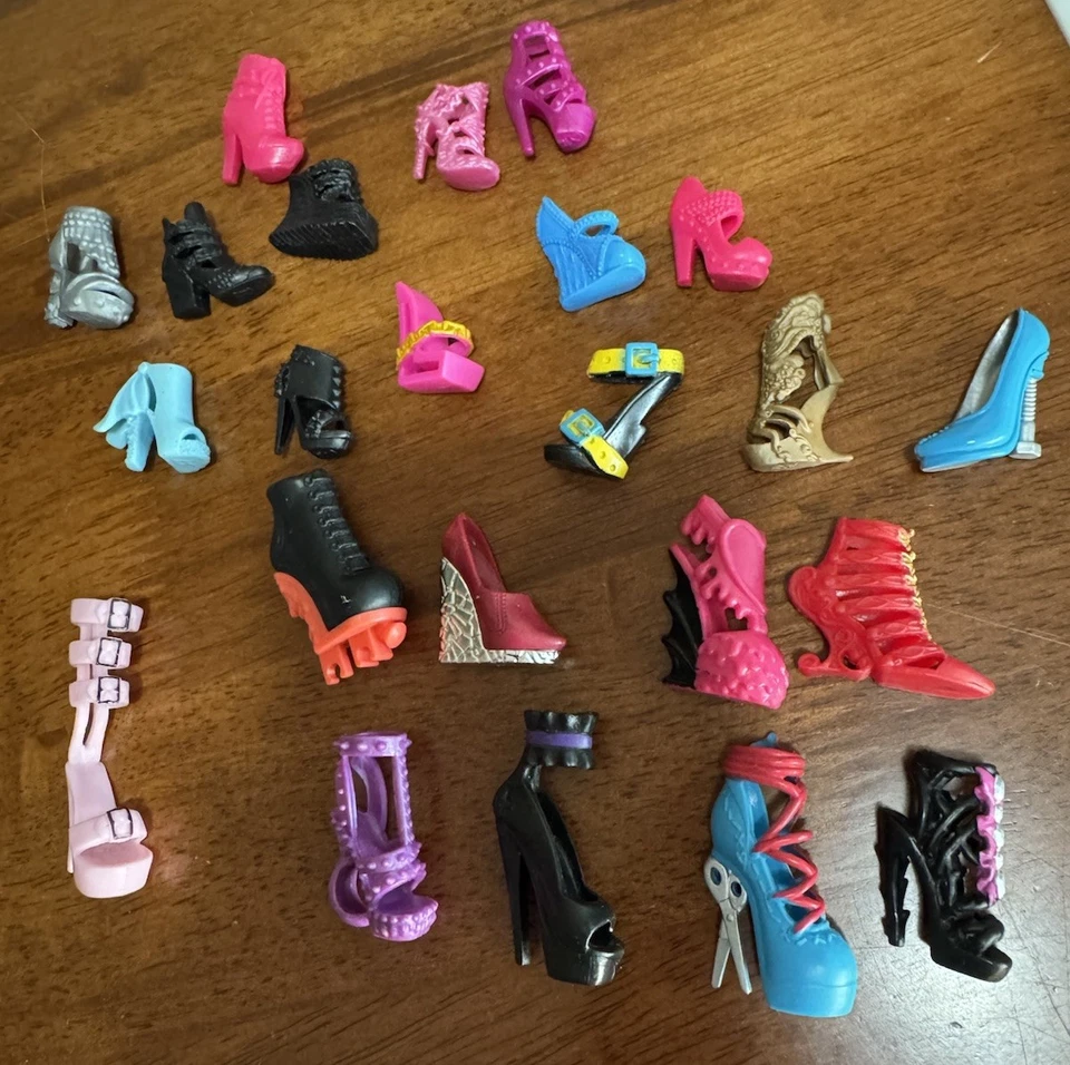 Lote de zapatos de muñeca Barbie modernos Mattel mezcla varios Monster High? Bratz? tacones aleatorios Foto 2 de 4