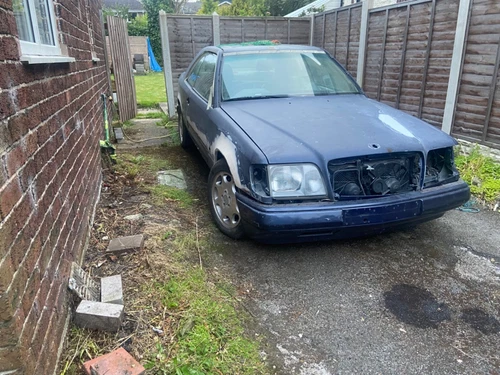 MERCEDES W 124  E320 COUPE  spares or repairs - Picture 1 of 24