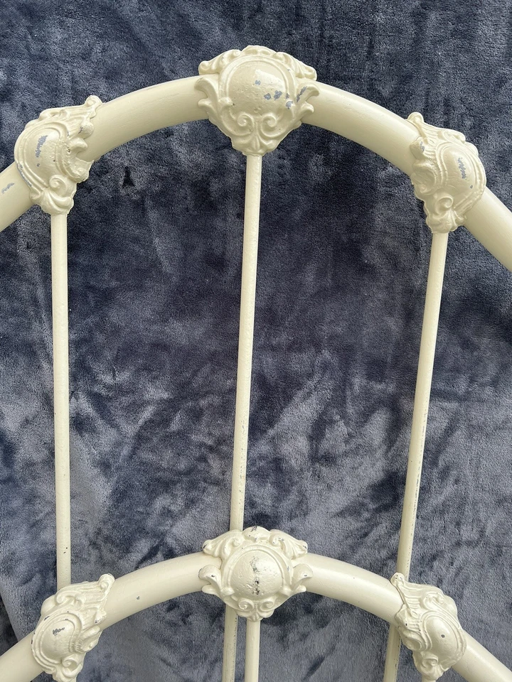 Marco de cama vintage de hierro pesado tamaño completo/doble ornamentado - hermoso. Con rieles Foto 2 de 4