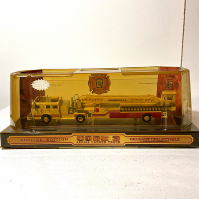 Code 3 Collectibles Seagrave Washington D.C. Aerial Ladder Truck 1/64 1998