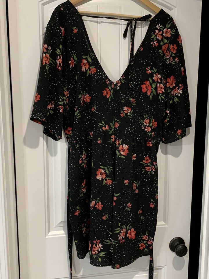 Trixxi 花卉连衫裤裙尺寸 1X 黑色红色 Surplice 皮带小屋核心浪漫 — 第 2/4 张图片