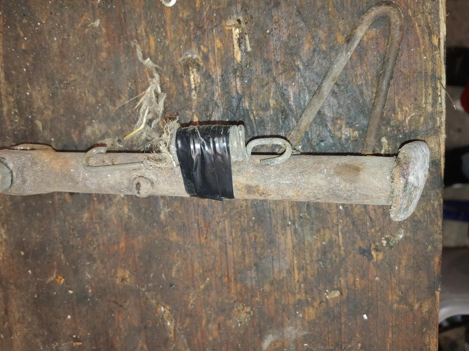 Honda CB400A 1978 soporte con perno de resorte y tuerca Foto 2 de 2