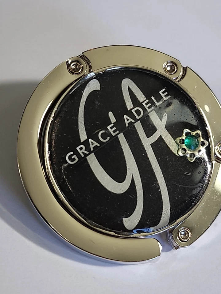 Gancho para monedero Grace Adele para mesas línea descontinuada de monederos y accesorios Foto 3 de 4