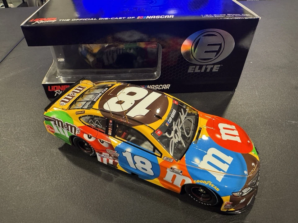 Kyle Busch #18 2020 autografiado M&Ms Darlington Elite 1/24 NASCAR diecast Foto 3 de 4