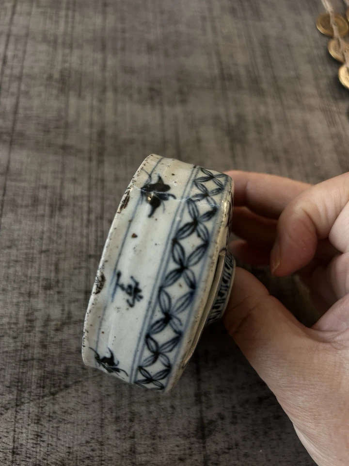 A Ming Dynasty 蓝白瓷五孔笔架带玉石笔记。 — 第 4/4 张图片