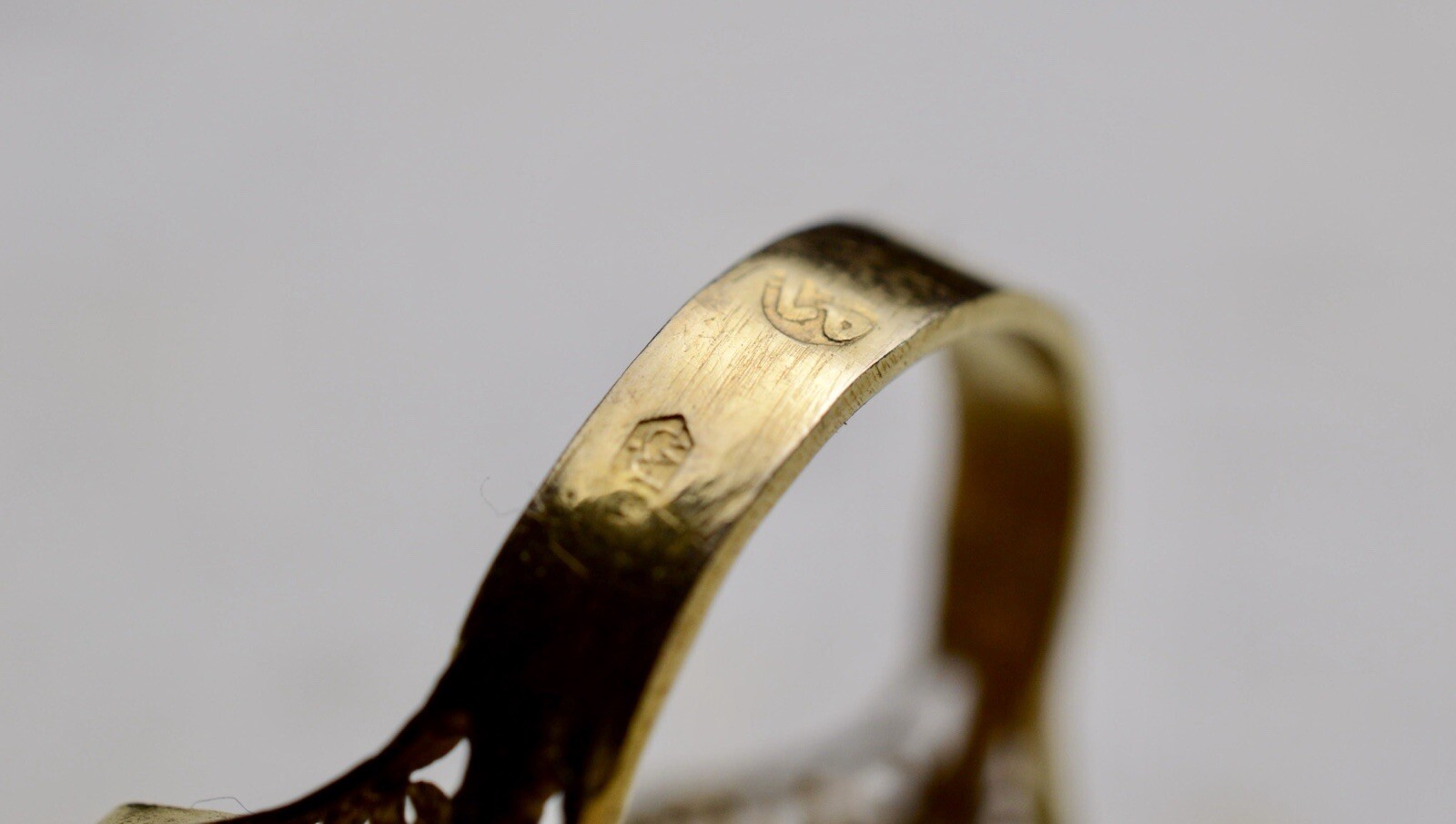 Solid 22K Gold Large Shield Cats Eye Ring Victori… - image 12