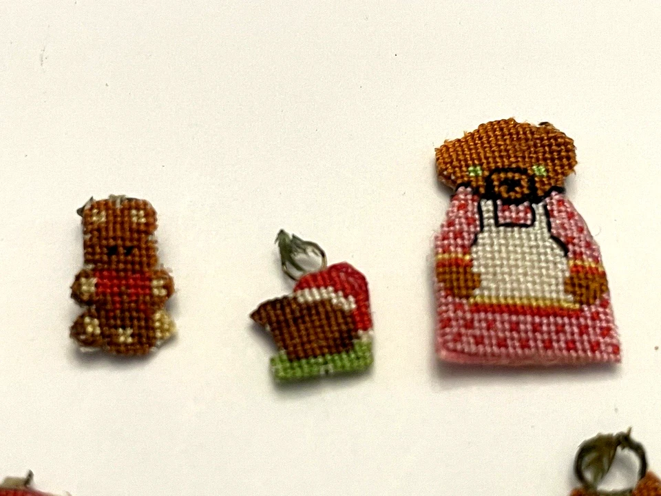 Adornos Miniatura Casa de Muñecas Artesanal Pequeño 1:12 Pequeño Punto Oso de Peluche De Colección Foto 2 de 4