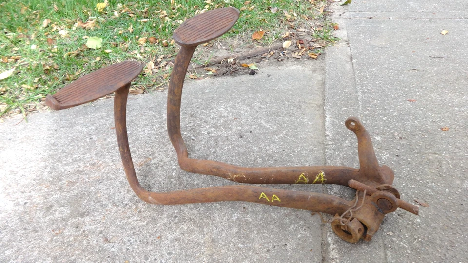 1929 1930 1931 Model A Ford AA Truck CLUTCH and BRAKE PEDALS Original 4 Speed - Image 2 of 4