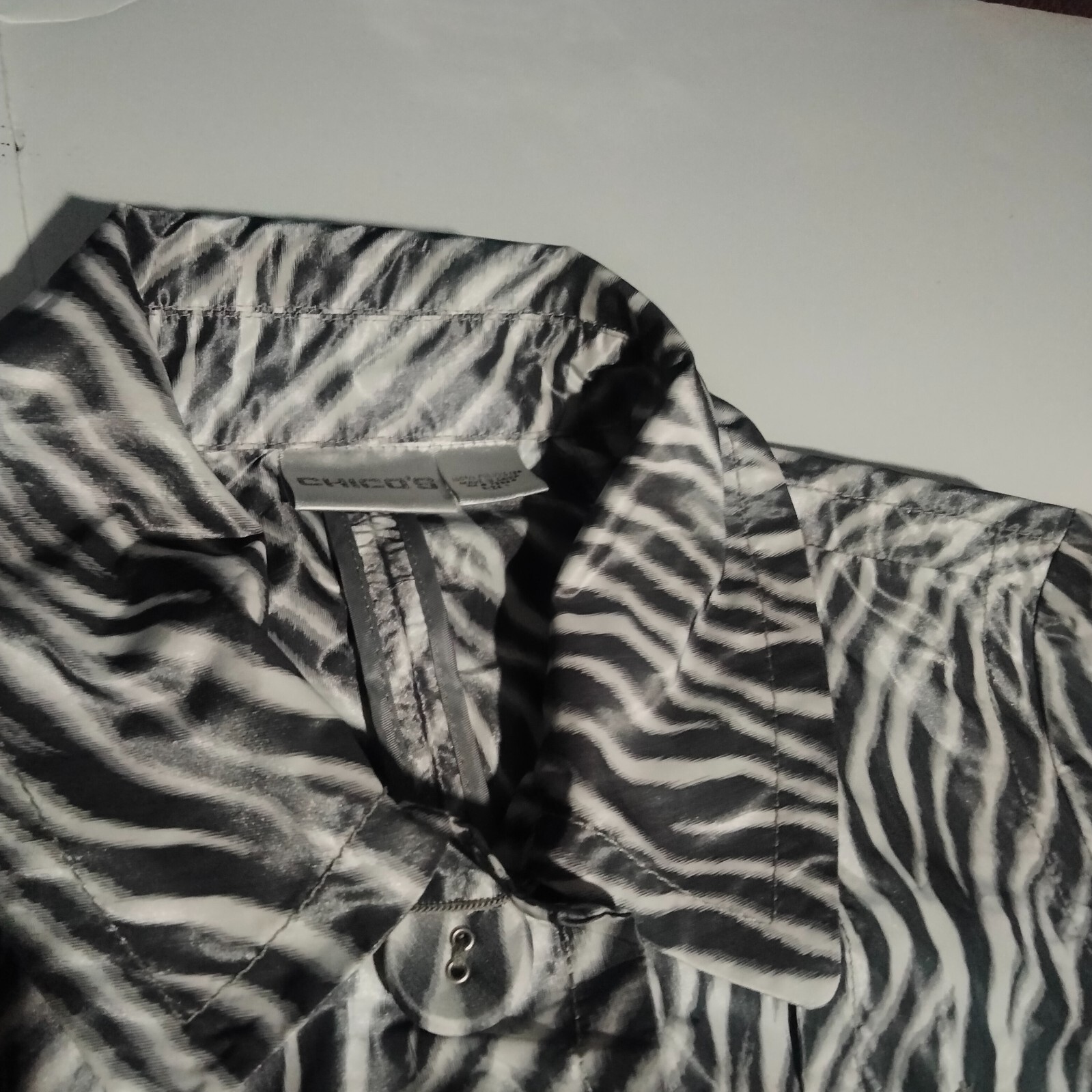 Chico's Gray white pattern button up polyester co… - image 6