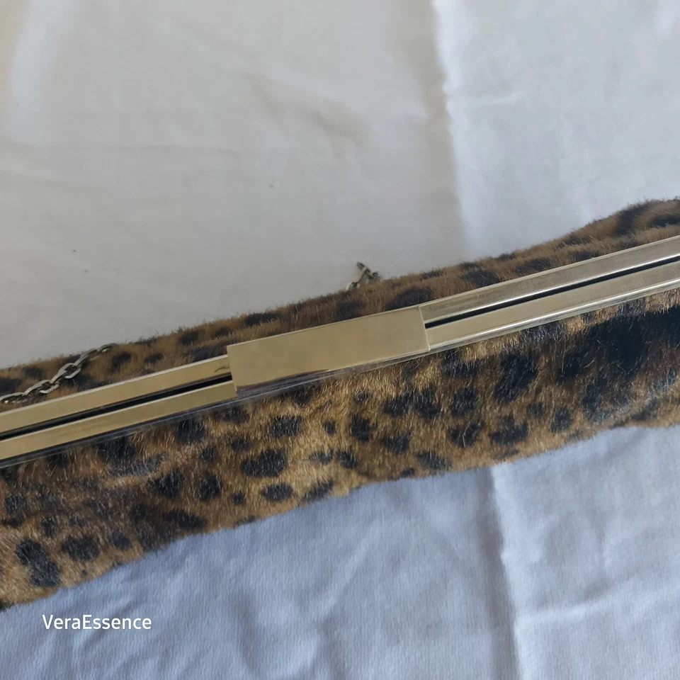 Bolso sin asas Dennis By Dennis Basso de piel sintética con estampado de guepardo correa de cadena de colección Foto 3 de 4