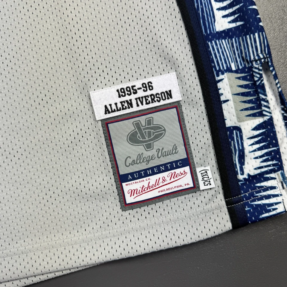 Camiseta deportiva 100 % auténtica Allen Iverson Mitchell Ness 95 96 Georgetown Hoyas 52 2XL Foto 4 de 4