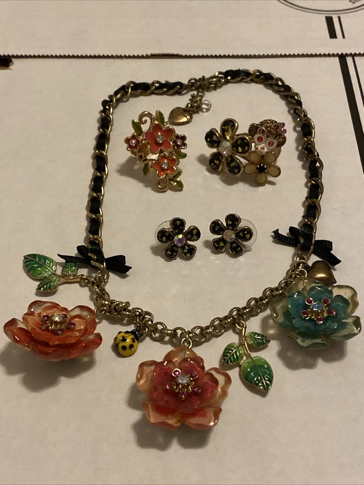 Conjunto de joyería vintage Betsey Johnson Y2K - collar con dije floral, pendientes, anillo Foto 2 de 4