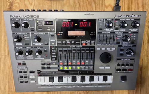 Roland MC-505 Groovebox Synthesizer - Very Clean!
