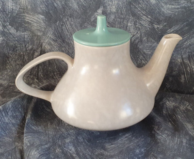 POOLE POTTERY     CONTOUR   ICE GREEN SEAGULL   1 1/2 PINT   TEEKANNE   OHP
