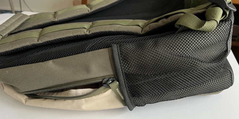 Mochila acolchada multiusos Targus 16" x 12", verde caqui y beige Foto 4 de 4