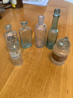 Vintage Konvolut Apotheker/Medizin Flaschen einige Hersteller markiert.