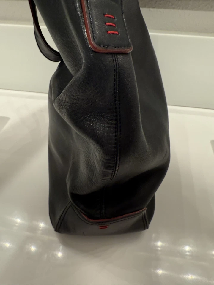 Bolso de hombro Maxx New York de cuero liso con detalles rojos Foto 4 de 4