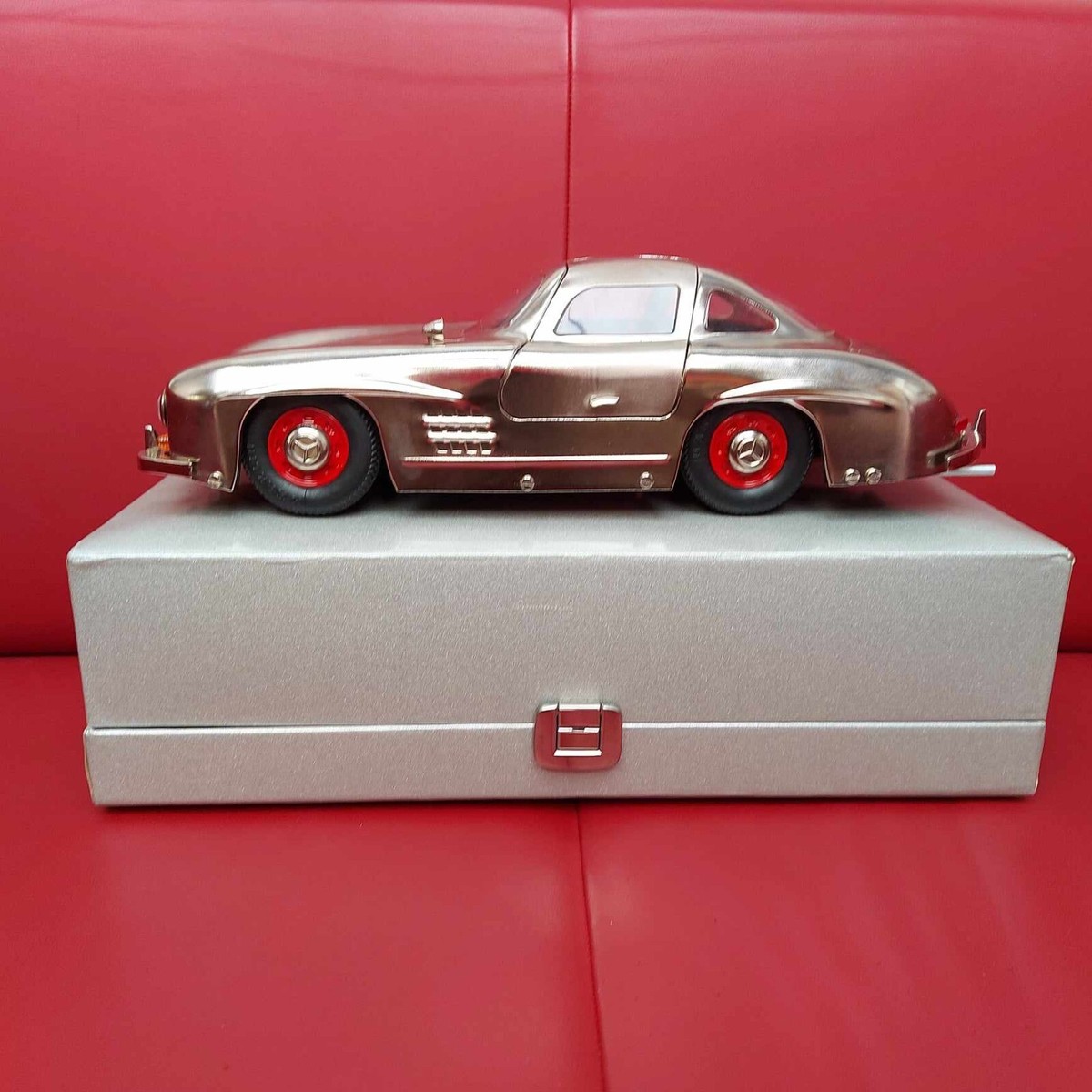 BangBookコレクションMercedes 300 SL Coupe 1952 Bang MERCEDES 300 SL 52 COUPE PRESENTAZIONE 1952 SILVER 1:43