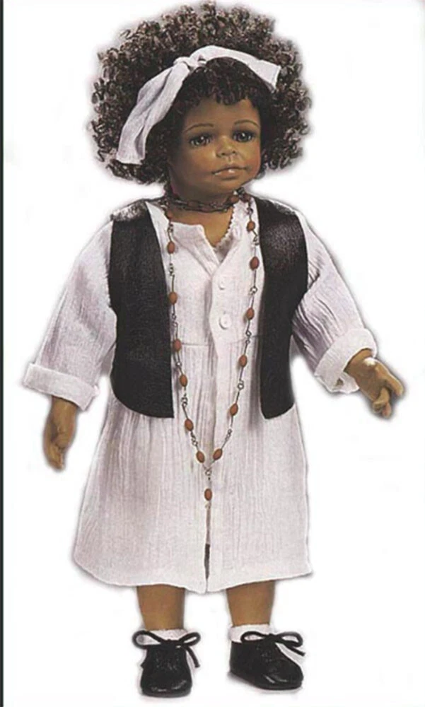 Muñeca de porcelana negra sale
