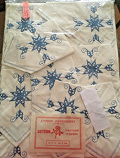 LARGE VINTAGE BANQUET TABLECLOTH & 12 NAPKINS/ BLUE EMBROIDERY /WHITE COTTON/B20