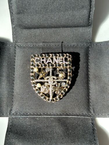CHANEL 2023V GOLDEN CC LOGO BLACK LEATHER CHAIN SHIELD BROOCH PIN CHARM - Picture 4 of 23