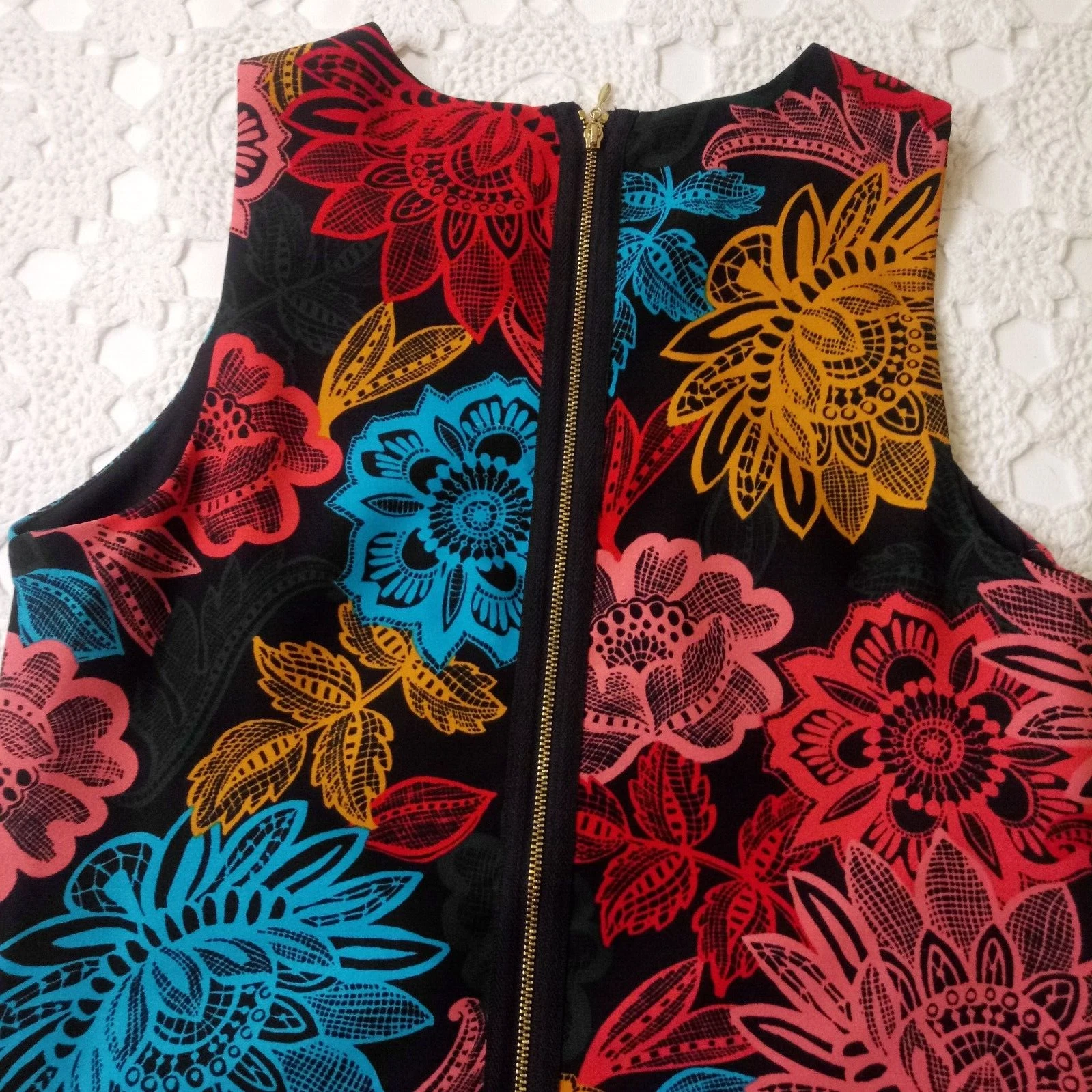 VETEMENTS Abito CeCe Steffe Shift nero floreale colorato senza maniche lunghezza ginocchio 4 donna