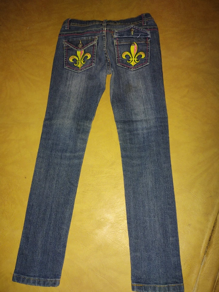 Pantalones de mezclilla azules Dereon para niñas bordados bolsillos traseros flor Di Lis talla 8 Foto 3 de 4